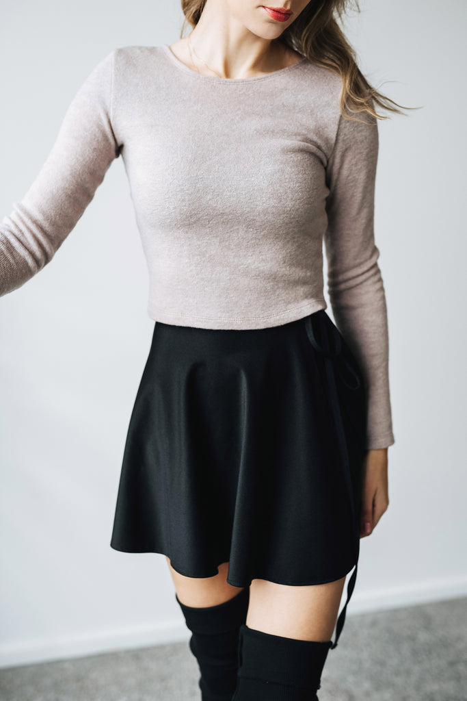Short women's dance sweater with wool