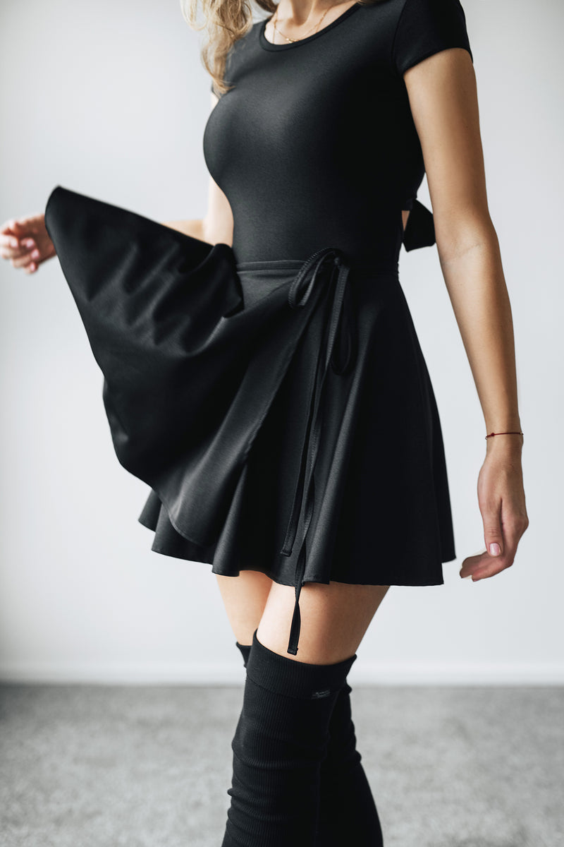 Short tied skirt for women